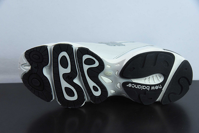 NEW BALANCE SNEAKER