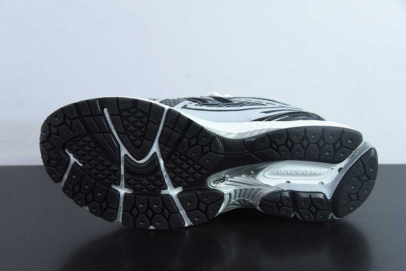 NEW BALANCE SNEAKER