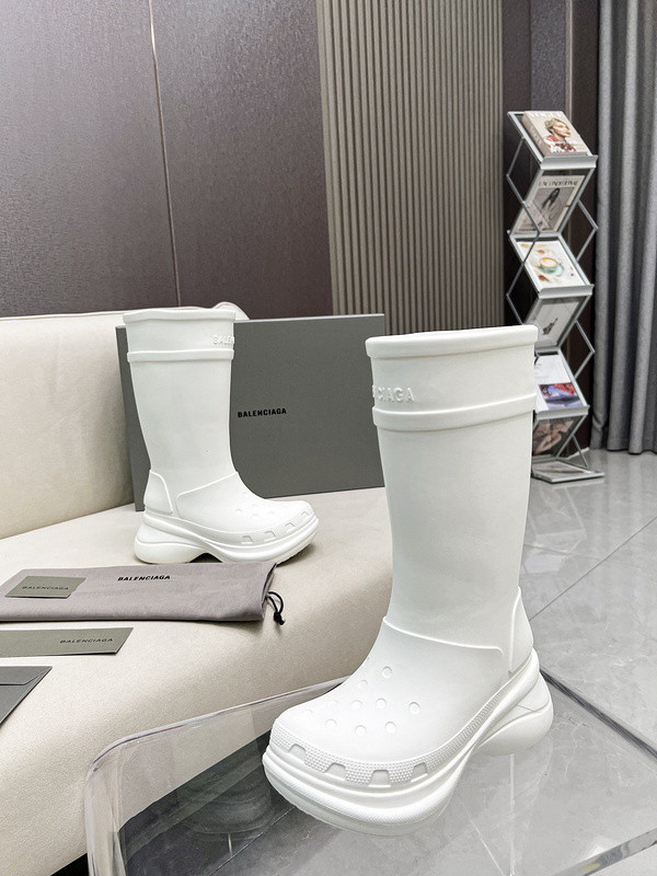 crocs™ boot in white