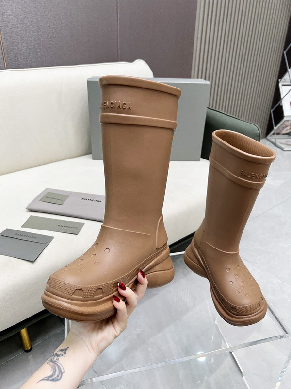 crocs™ boot in beige