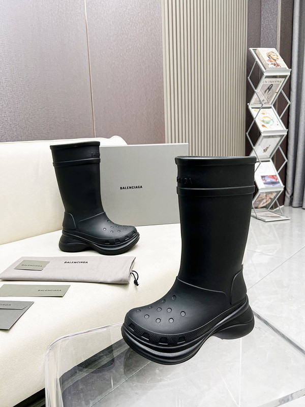 crocs™ boot in black