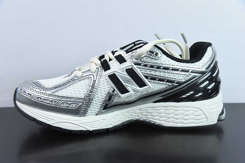 NEW BALANCE SNEAKER