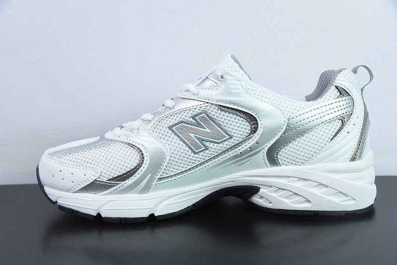 NEW BALANCE SNEAKER