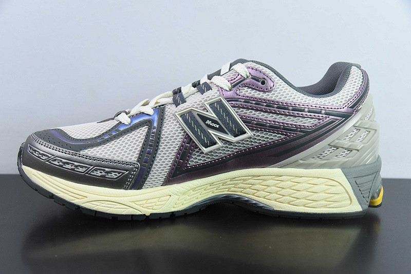 NEW BALANCE SNEAKER