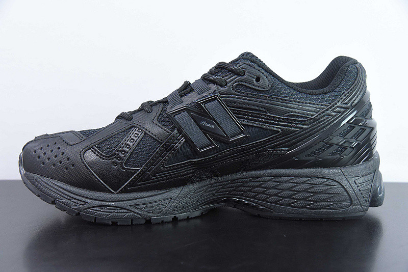 NEW BALANCE SNEAKER