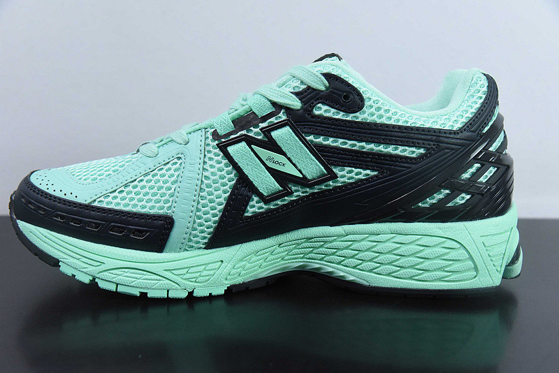 NEW BALANCE SNEAKER