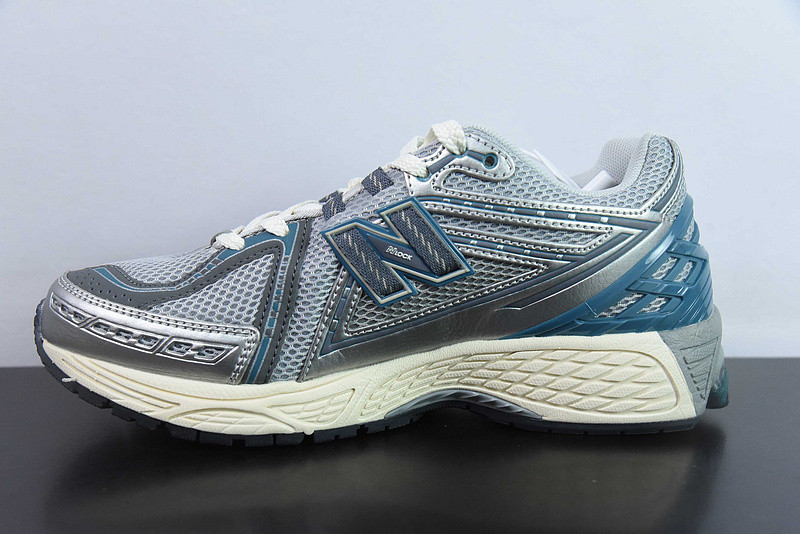 NEW BALANCE SNEAKER