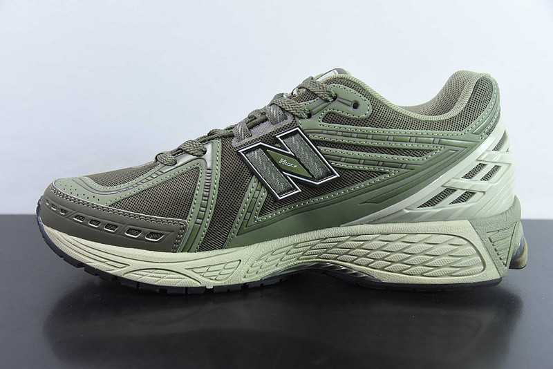 NEW BALANCE SNEAKER