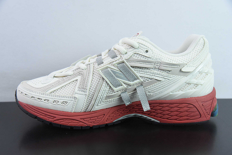 NEW BALANCE SNEAKER