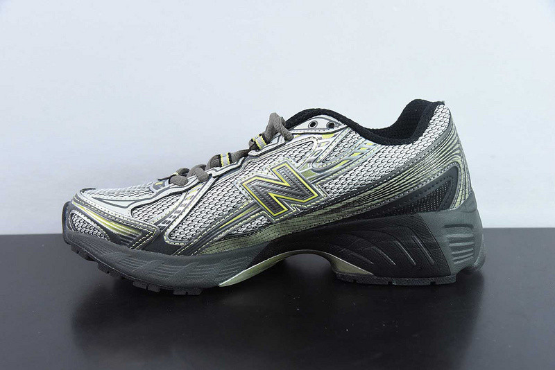NEW BALANCE SNEAKER