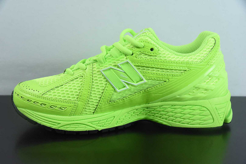 NEW BALANCE SNEAKER