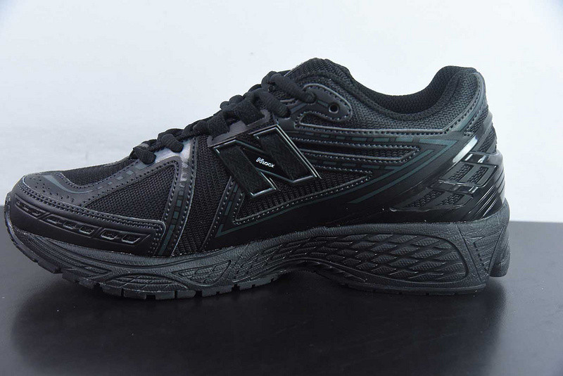 NEW BALANCE SNEAKER