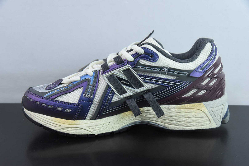 NEW BALANCE SNEAKER