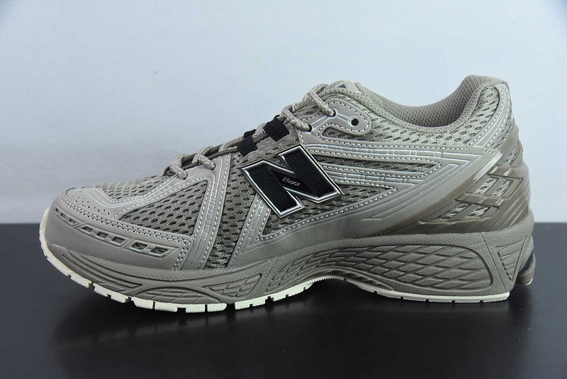 NEW BALANCE SNEAKER