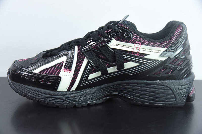 NEW BALANCE SNEAKER