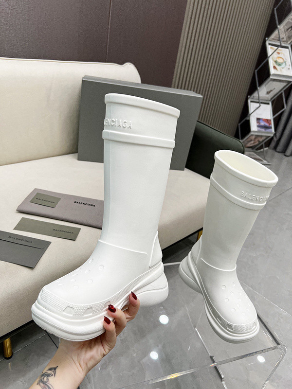 crocs™ boot in white