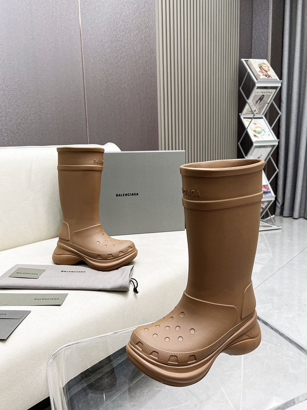 crocs™ boot in beige