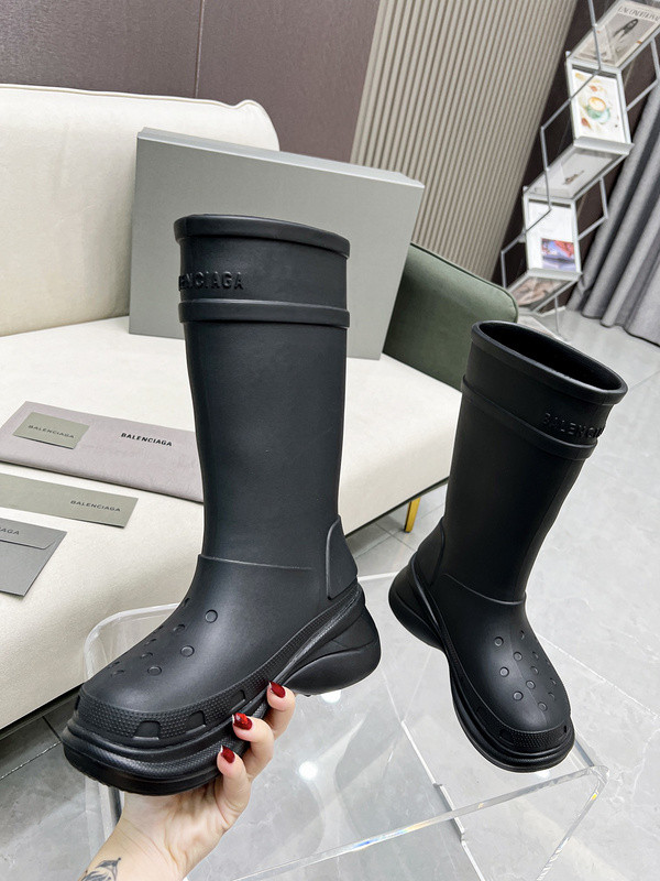 crocs™ boot in black