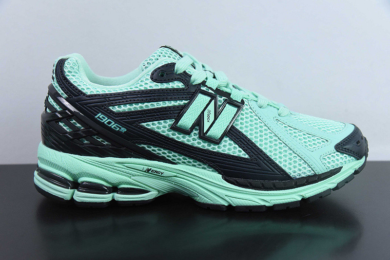 NEW BALANCE SNEAKER