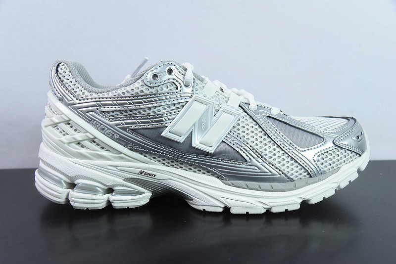 NEW BALANCE SNEAKER