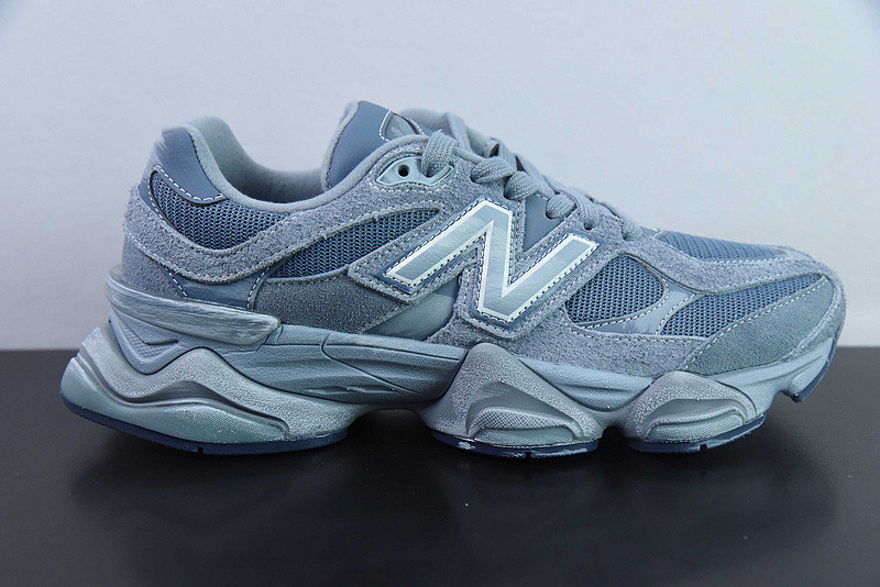 NEW BALANCE SNEAKER