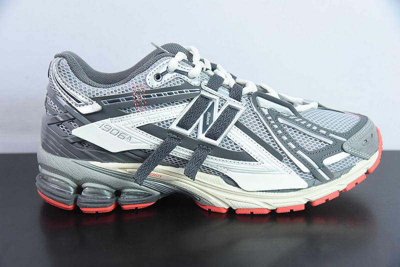 NEW BALANCE SNEAKER