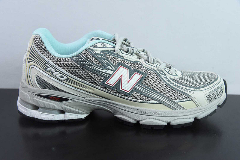 NEW BALANCE SNEAKER