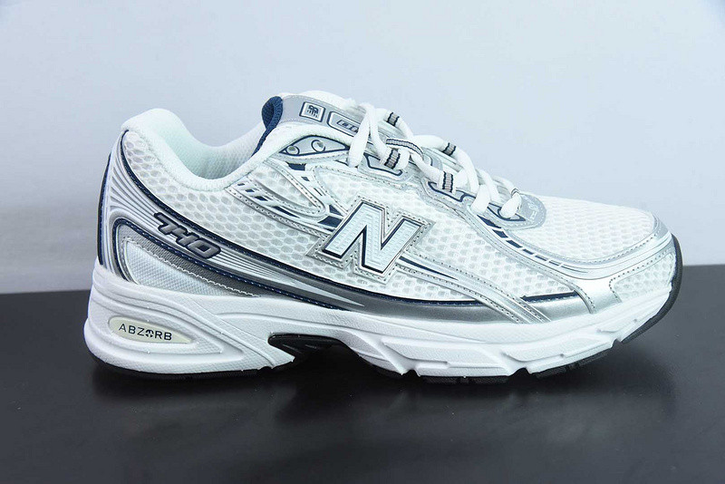 NEW BALANCE SNEAKER