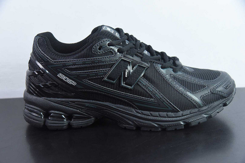 NEW BALANCE SNEAKER