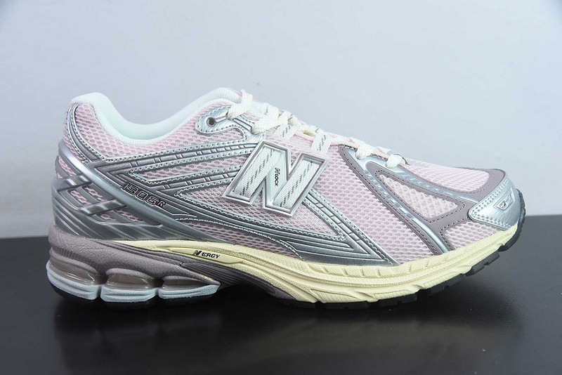 NEW BALANCE SNEAKER