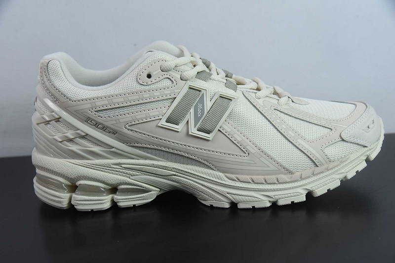 NEW BALANCE SNEAKER