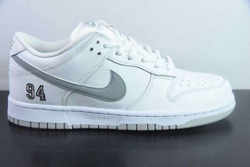 nike x Svp*me sb dunk low ''94 white metallic silver hq8487-100
