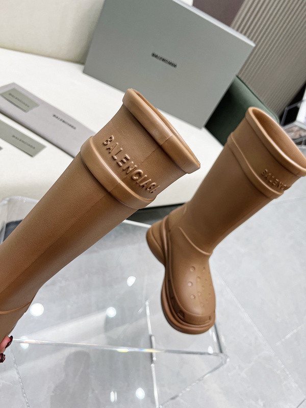 crocs™ boot in beige