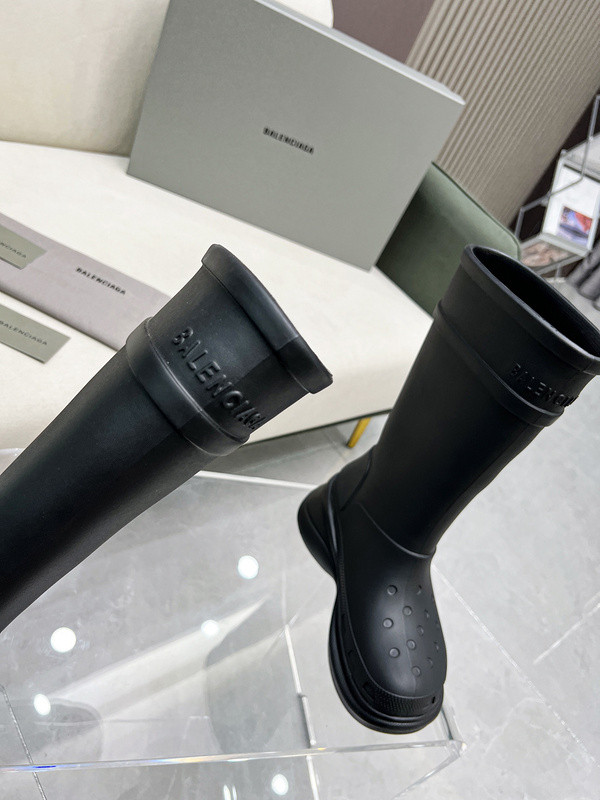 crocs™ boot in black