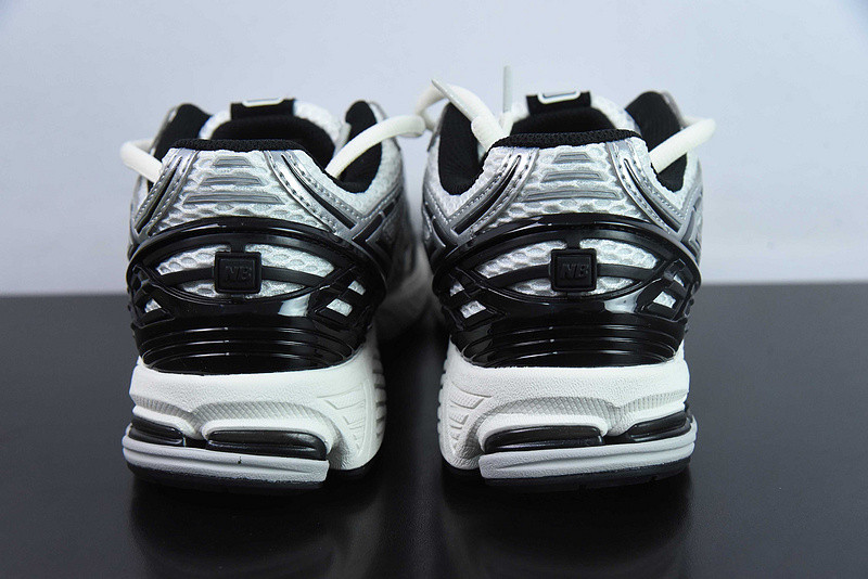 NEW BALANCE SNEAKER