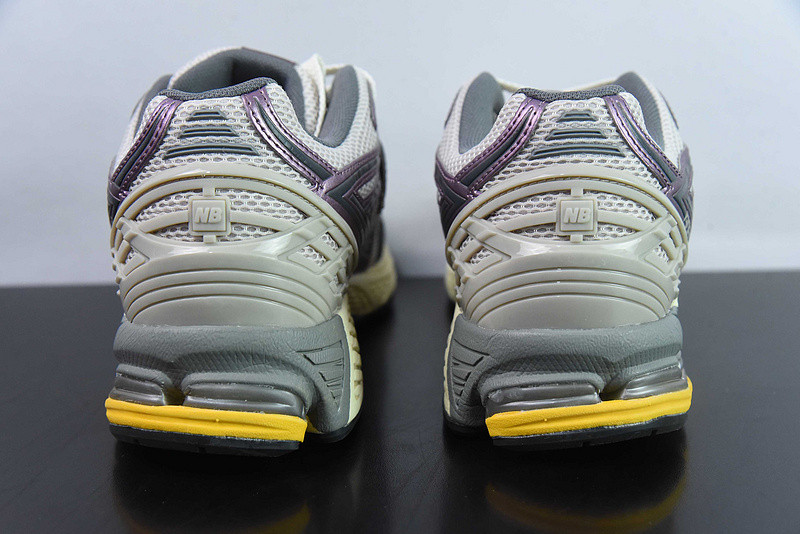NEW BALANCE SNEAKER