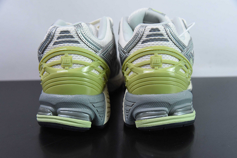 NEW BALANCE SNEAKER