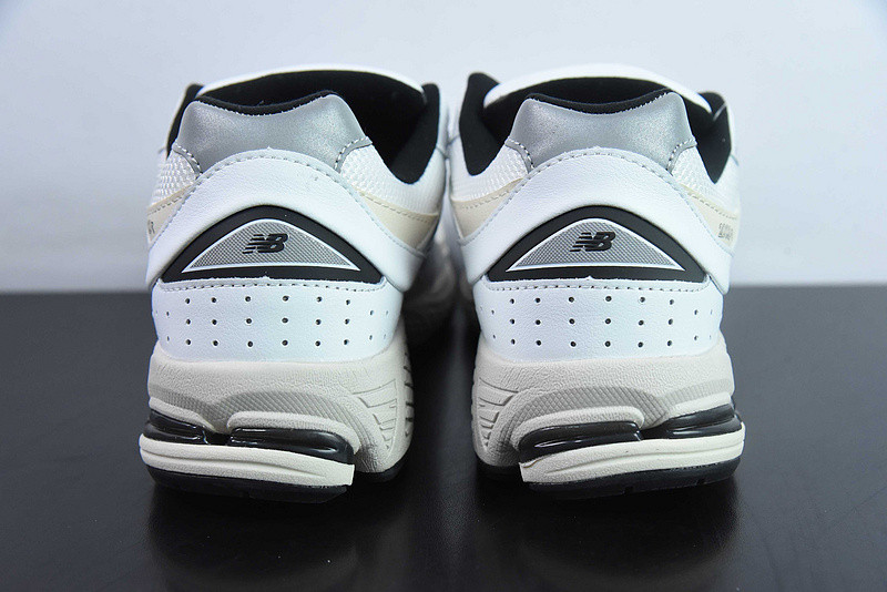 NEW BALANCE SNEAKER