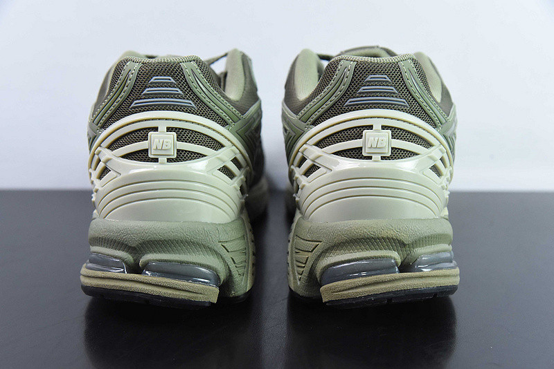 NEW BALANCE SNEAKER
