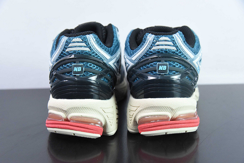 NEW BALANCE SNEAKER