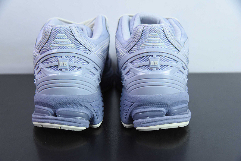 NEW BALANCE SNEAKER