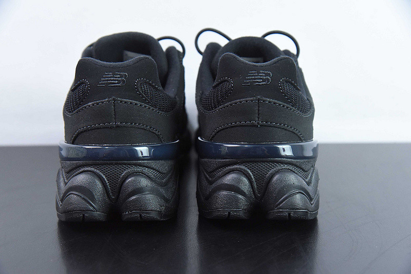 NEW BALANCE SNEAKER