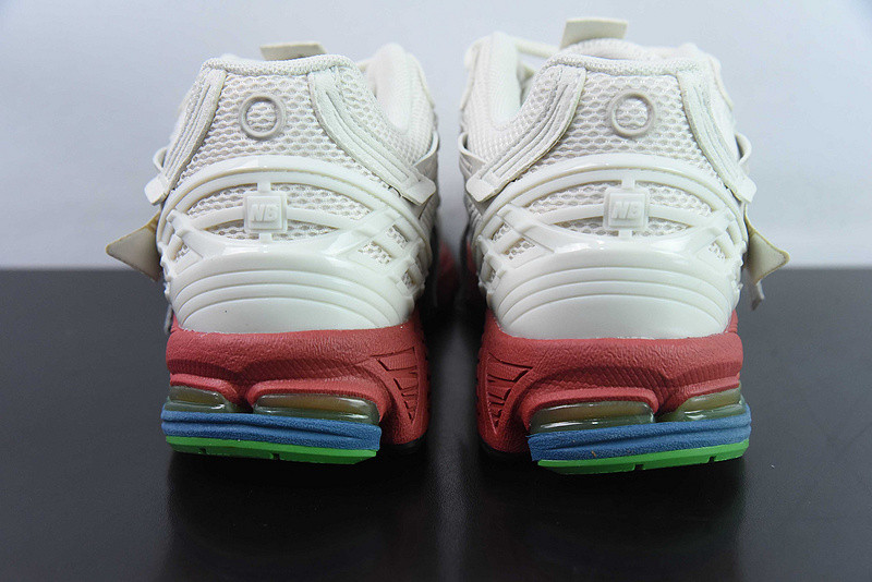 NEW BALANCE SNEAKER