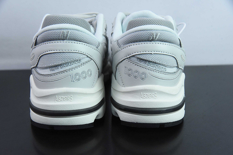 NEW BALANCE SNEAKER
