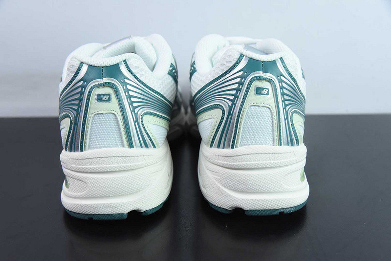 NEW BALANCE SNEAKER