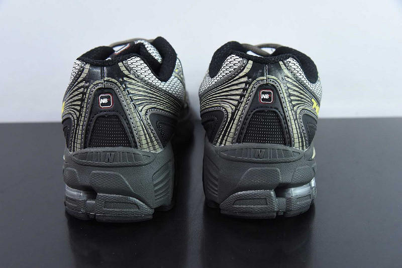 NEW BALANCE SNEAKER