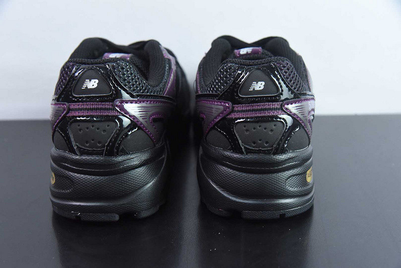 NEW BALANCE SNEAKER