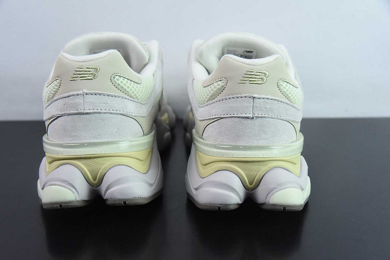 NEW BALANCE SNEAKER