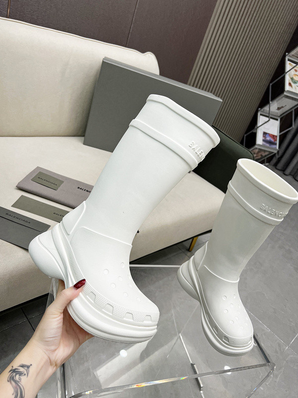 crocs™ boot in white