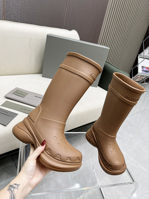 crocs™ boot in beige